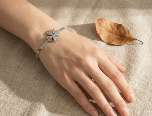 Gümüş Rengi Bileklik - Şansın Işıltısı