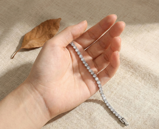 Gümüş Rengi Bileklik - Zarafetin Çizgisi